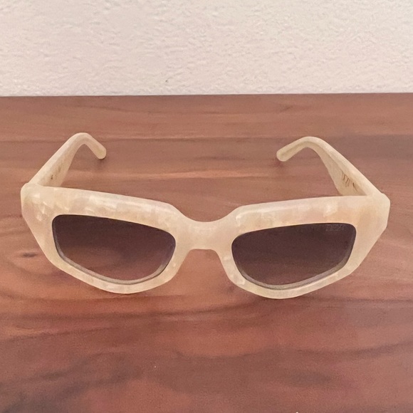 DEZI - ON READ Sunglasses main image 5